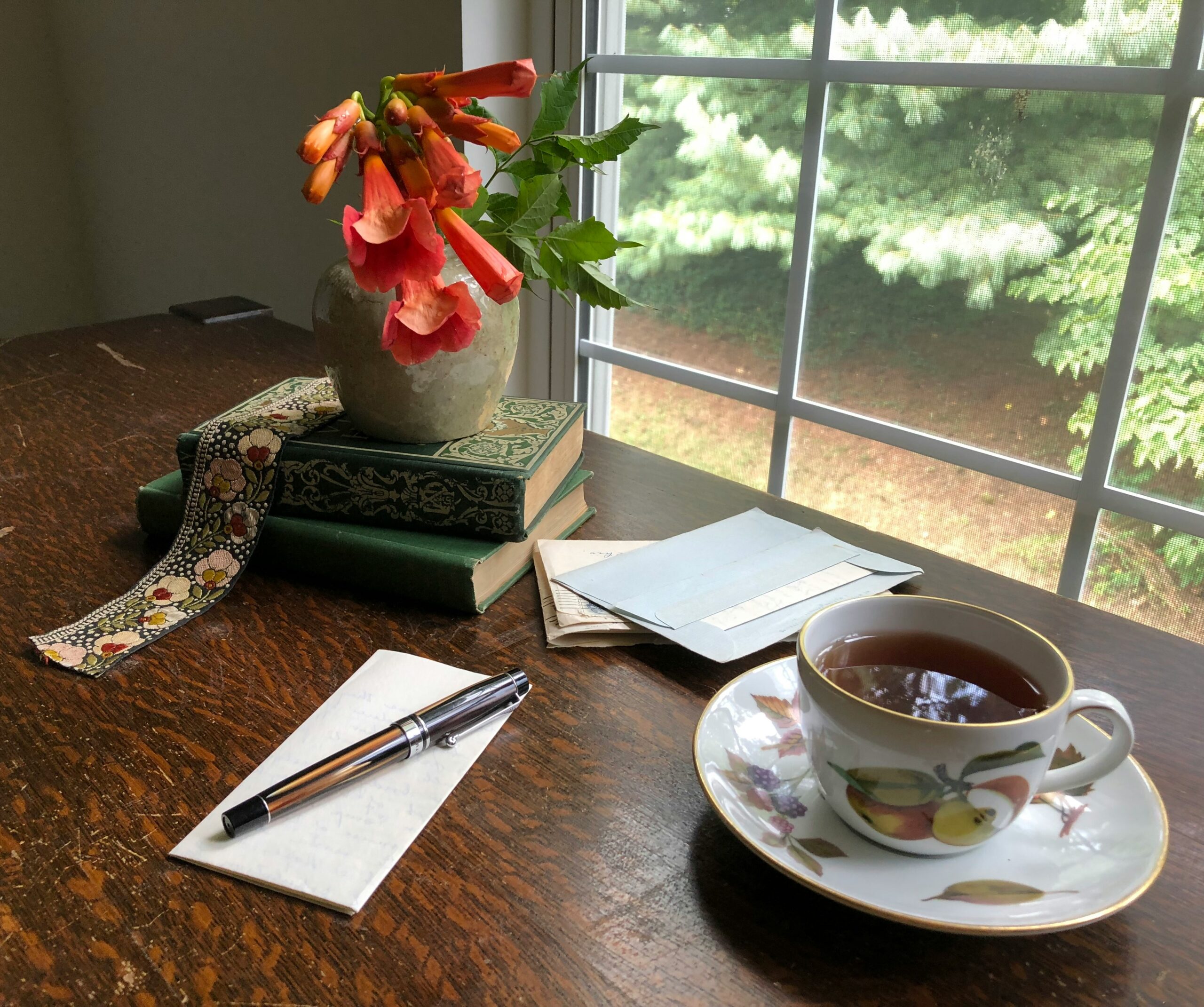 Ruhige Alltagsszene mit Tee, Notizbuch und natürlicher Atmosphäre